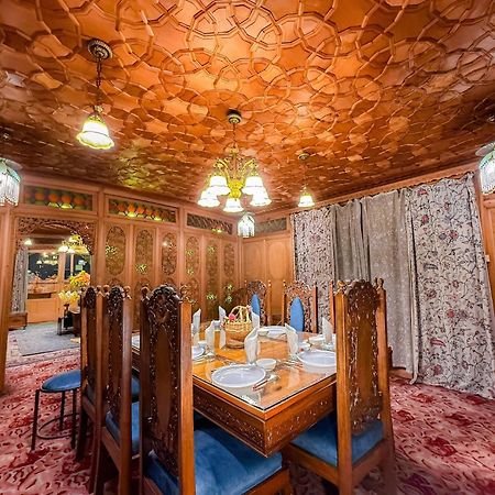 Dilnaaz Group Of Houseboats Hotel Srīnagar Exterior foto