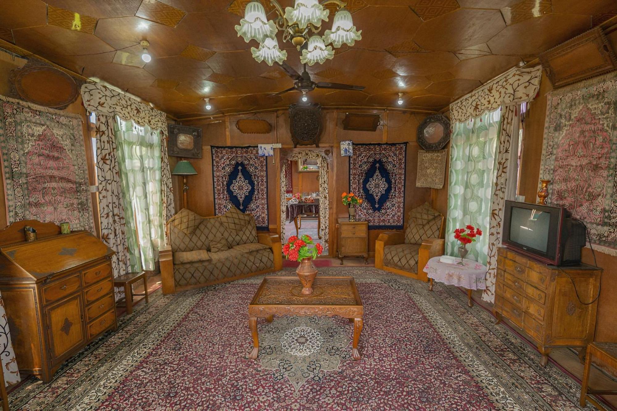 Dilnaaz Group Of Houseboats Hotel Srīnagar Exterior foto