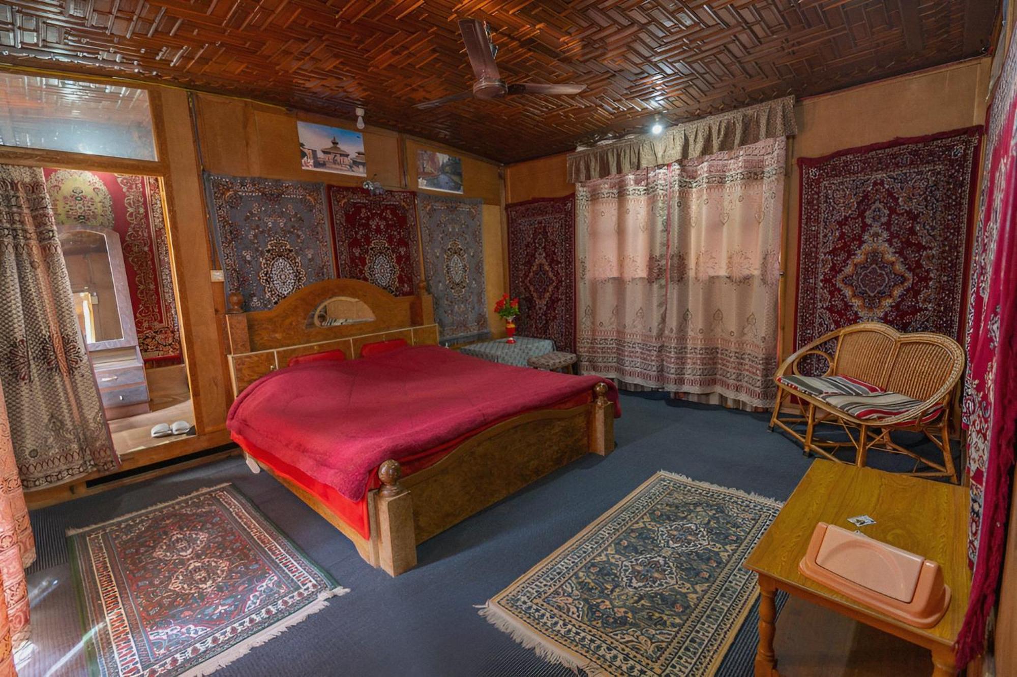 Dilnaaz Group Of Houseboats Hotel Srīnagar Exterior foto