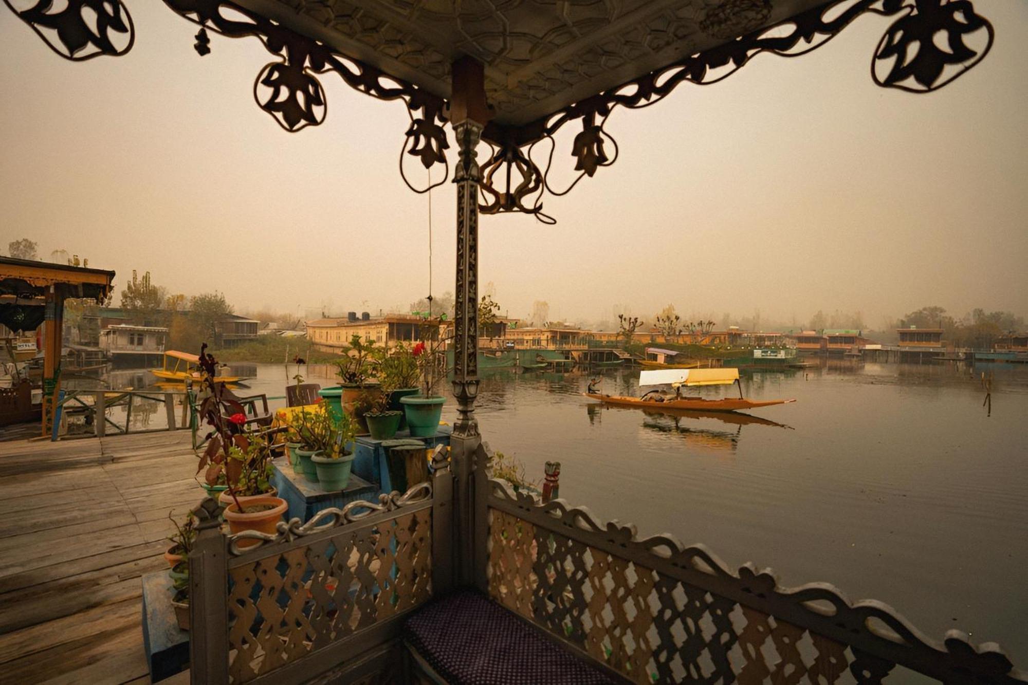 Dilnaaz Group Of Houseboats Hotel Srīnagar Exterior foto