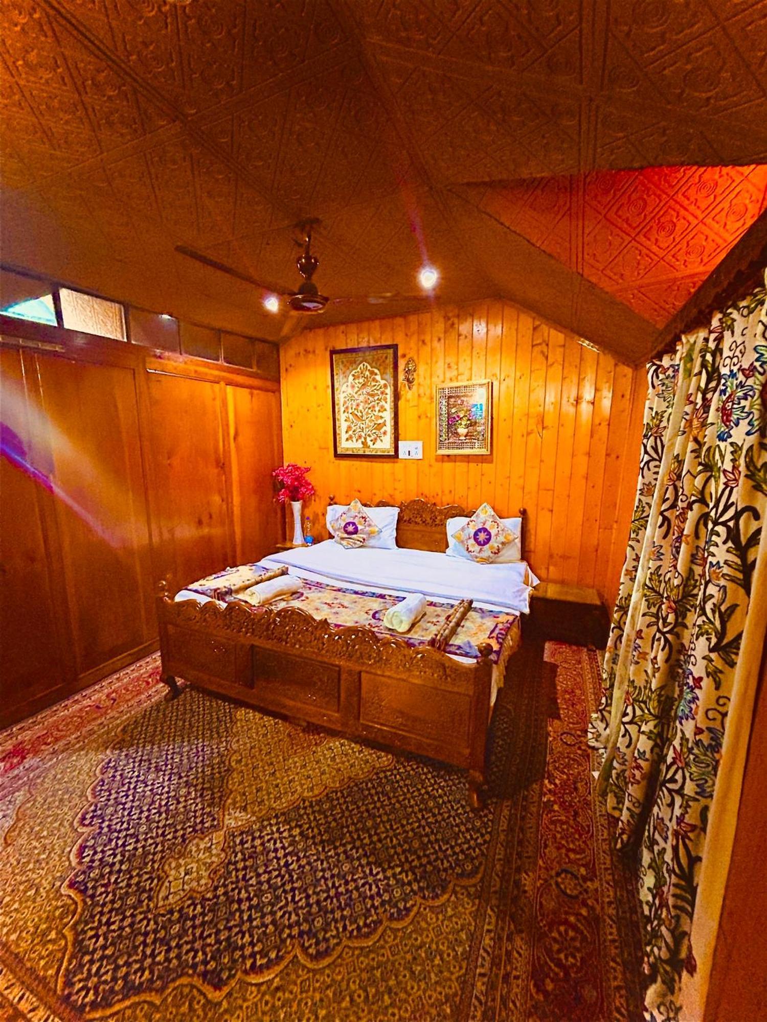 Dilnaaz Group Of Houseboats Hotel Srīnagar Exterior foto