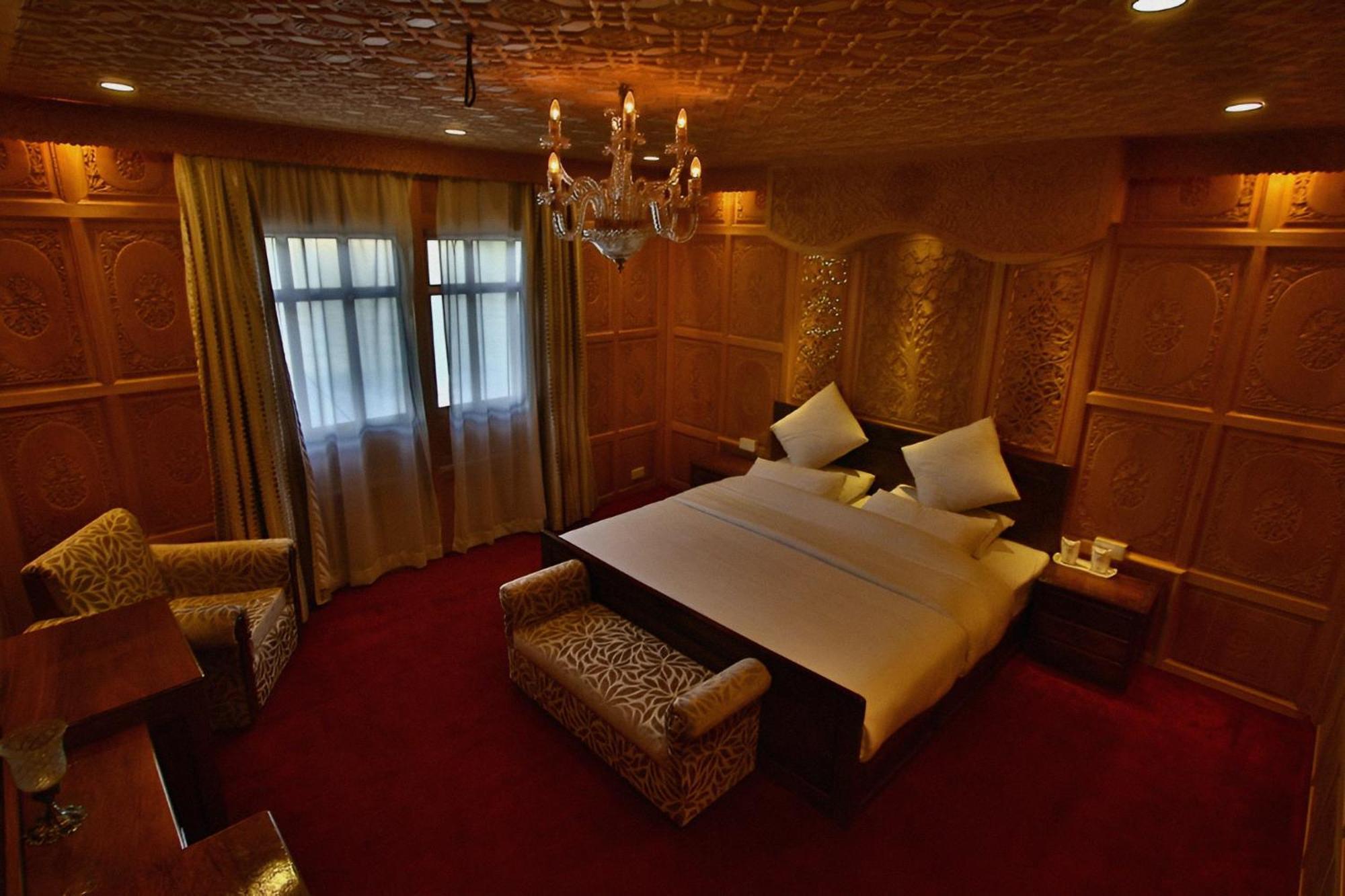 Dilnaaz Group Of Houseboats Hotel Srīnagar Exterior foto